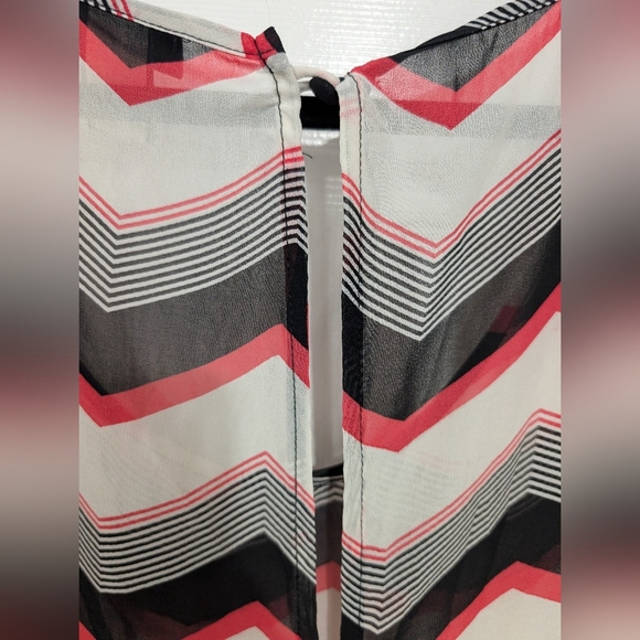 Torrid Pink, Black & White Chevron Patterned Sheer Top in Size 1 (14/16) - Picture 9 of 10